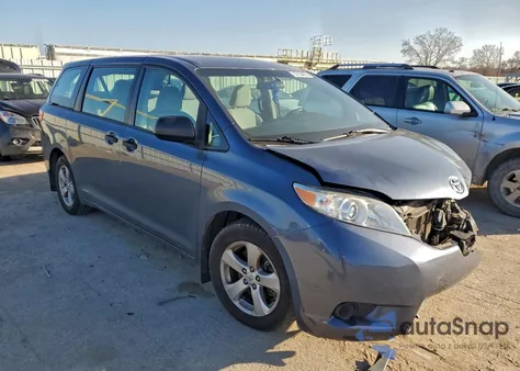 2015 Toyota Sienna z USA, uszkodzony, nr VIN 5TDZK3DC0FS668782